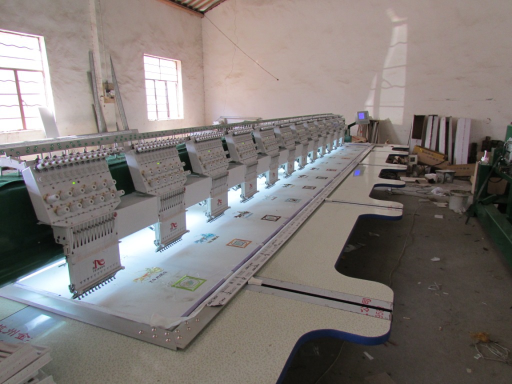 李涛店里的婚纱产自其位于安徽省六安市丁集镇的工厂