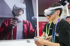 工作人员在链博会先进制