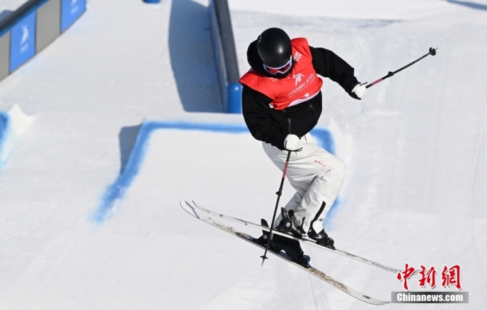 哈尔滨亚冬会旗手刘梦婷夺得两金：心怀感恩，