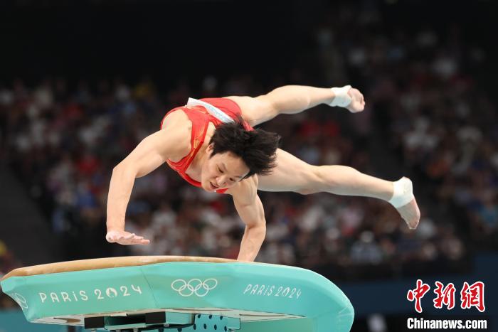 中国体操男团单杠失误遭逆转 日本队逆转摘金