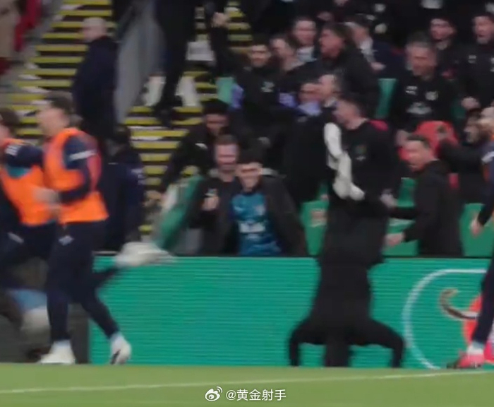 曼城联赛杯首球助教跌入场内 福登专注庆祝引发
