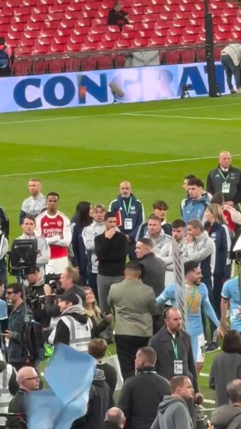 曼城联赛杯首球助教跌入场内 福登专注庆祝引发