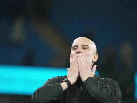 曼城联赛杯首球助教跌入场内 福登专注庆祝引发