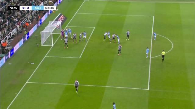 曼城联赛杯首球助教跌入场内 福登专注庆祝引发