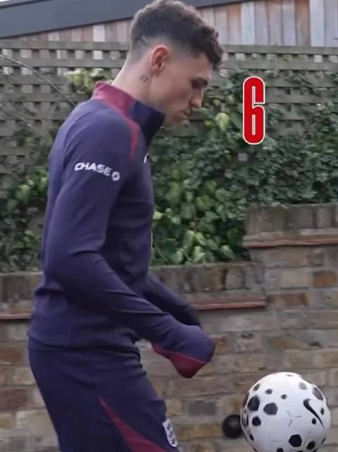 曼城联赛杯首球助教跌入场内 福登专注庆祝引发