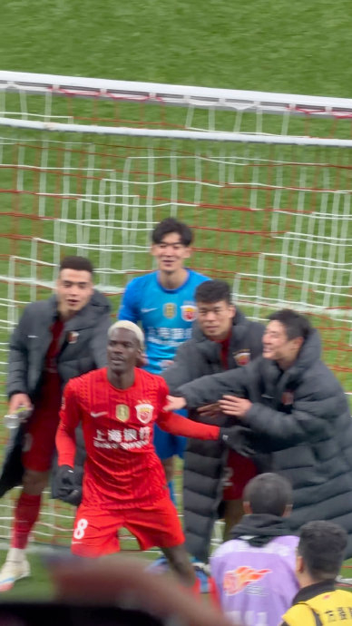 武磊双响助海港大胜青岛西海岸 成都蓉城罗慕洛